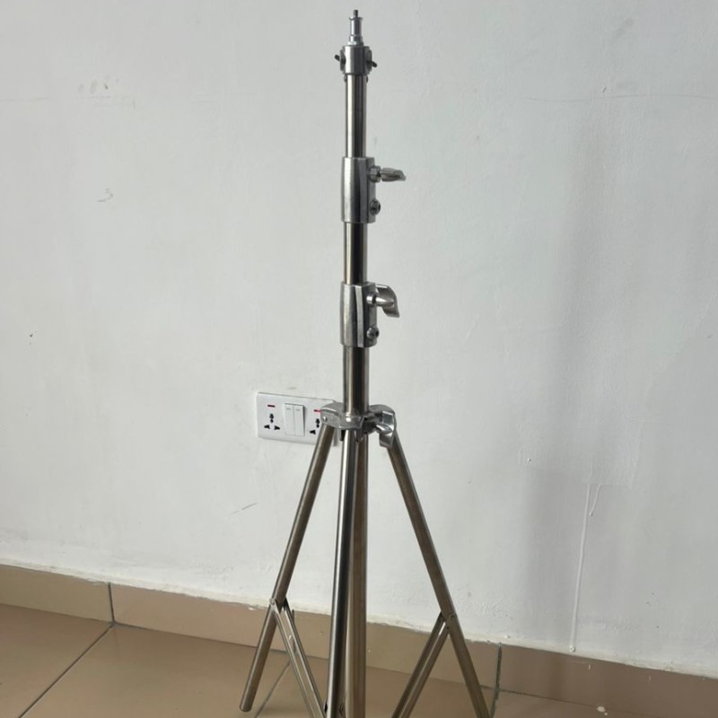 Metallic tripod stand