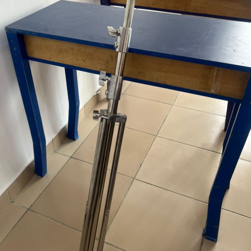 Metallic tripod stand