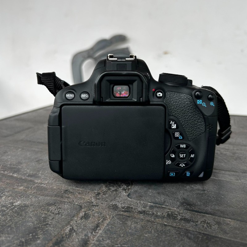 Canon EOS 700D