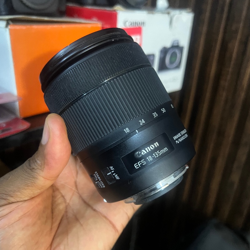 Canon EF-S 18-135mm f/3.5-5.6 USM