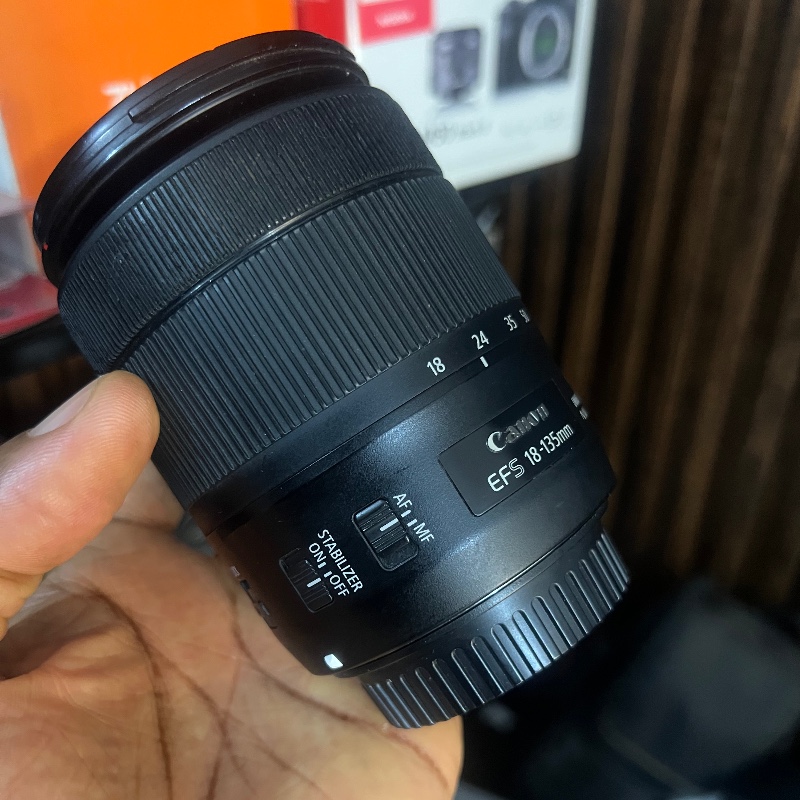 Canon EF-S 18-135mm f/3.5-5.6 USM